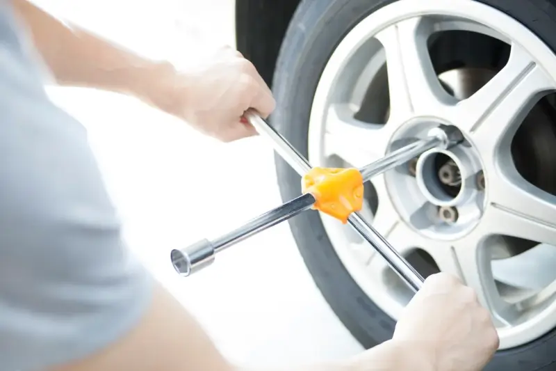 jak-wyposazyc-warsztat-samochodowy-f